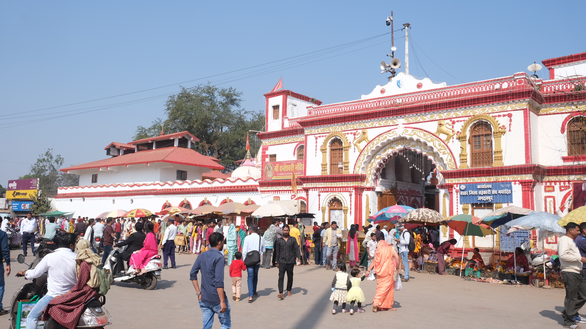  नववर्ष पर मां दंतेश्वरी के दर्शन के लिए उमड़े श्रद्धालु