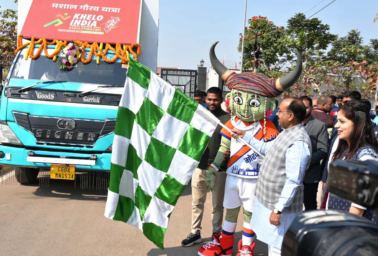 उप मुख्यमंत्री अरुण साव ने खेलो इंडिया नेशनल ट्राइबल गेम्स के लिए मशाल गौरव यात्रा को दिखाई हरी झंडी