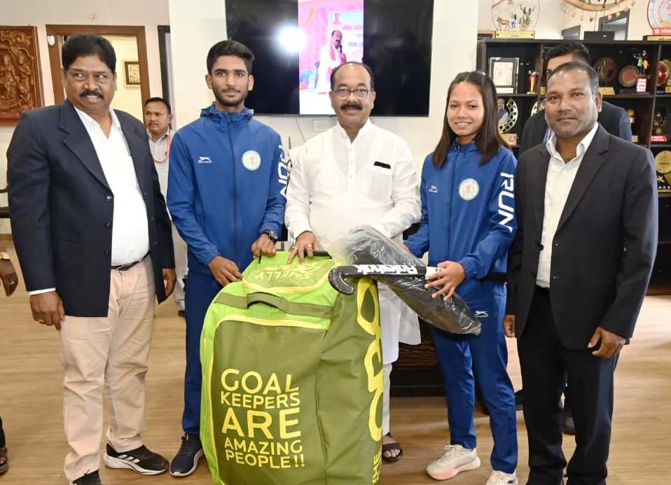 नेशनल सेंटर ऑफ एक्सीलेंस में परफॉर्मेंस असेसमेंट के लिए चयनित खिलाड़ियों को  साव ने दिए हॉकी किट