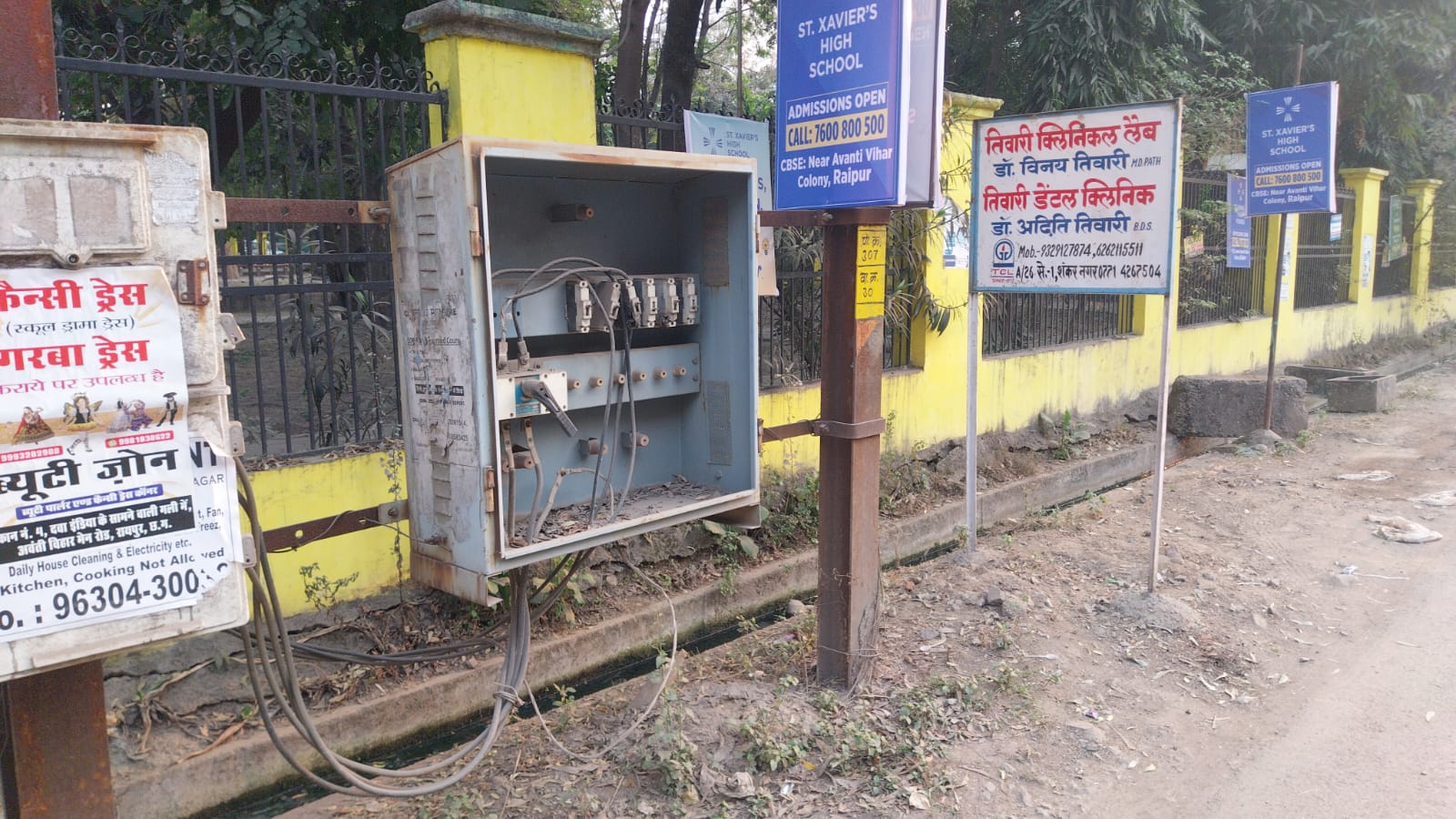 खंभों में लगे खुले वितरण बॉक्स:  नियामक आयोग के आदेशों का भी नहीं हो रहा पालन 