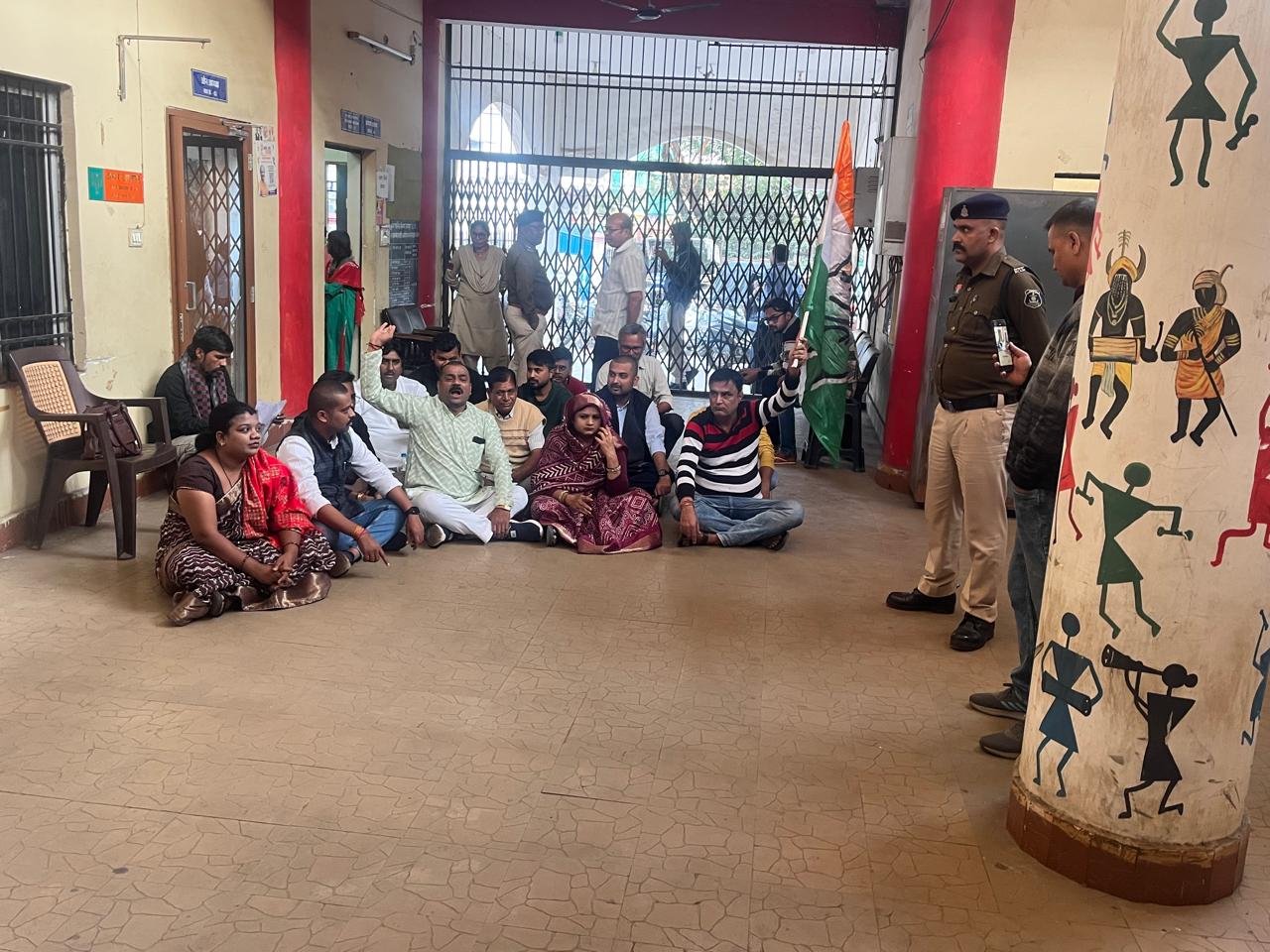  निगम जोन को भाजपा कार्यालय बनाने की कोशिश के खिलाफ कांग्रेस का प्रदर्शन