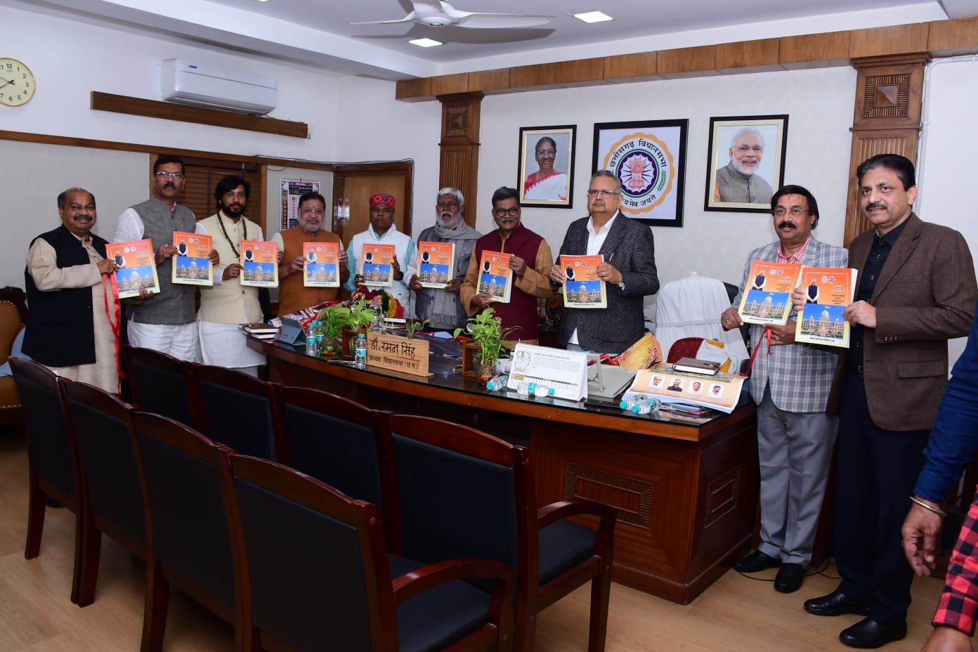 विधान सभा के वर्ष 26 के कैलेण्डर डायरी (दैनंदिनी) का विमोचन, अध्यक्ष डॉ. रमन सिंह ने किया.