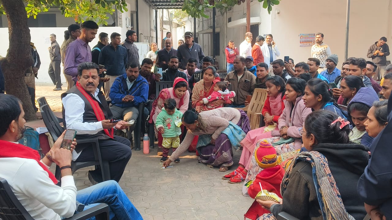 गृहमंत्री से ठोस आश्वासन नहीं, फिर धरना स्थल लौटे सीएएफ अभ्यर्थी 