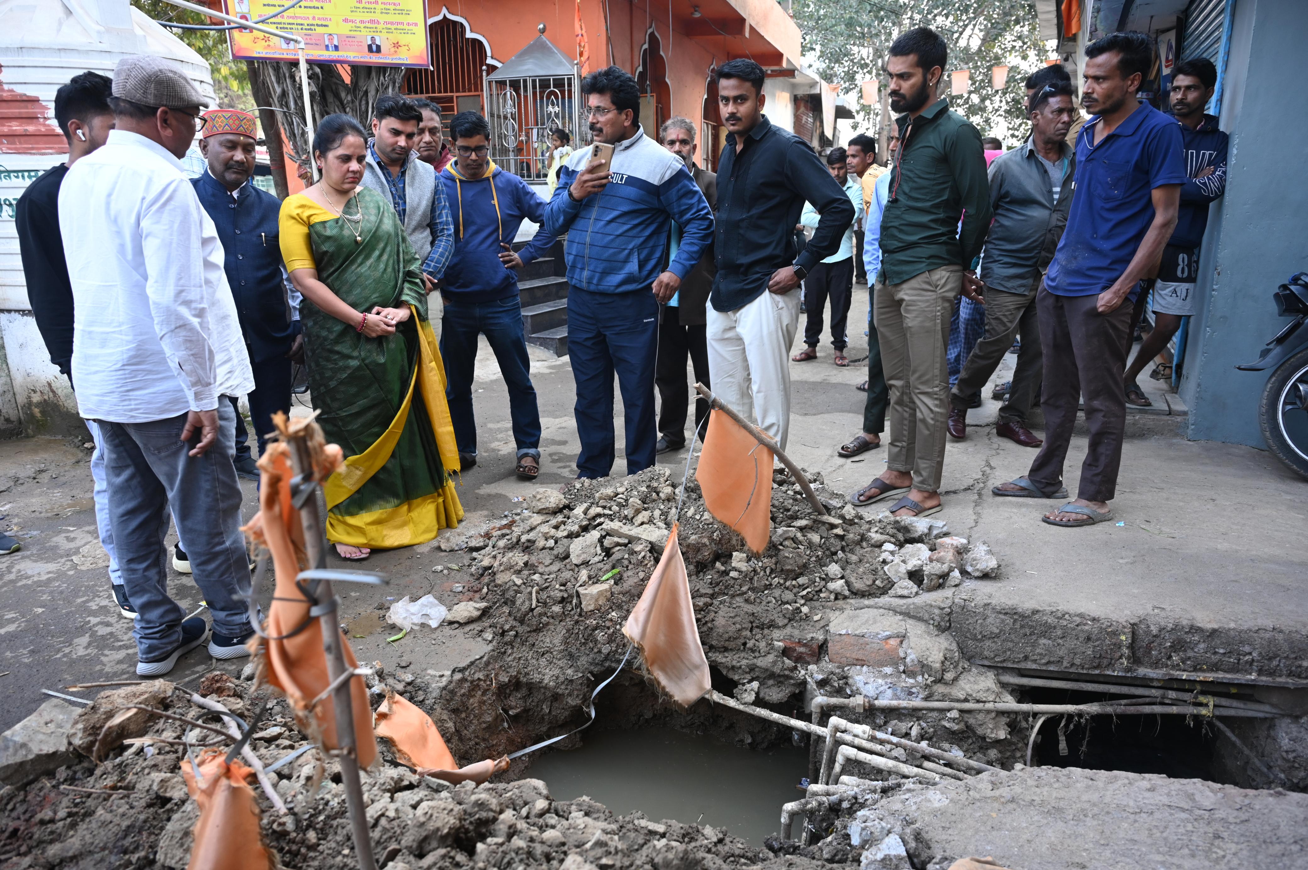 सेल्स टैक्स कॉलोनी में गन्दा पानी की शिकायत पर महापौर चौबे निरीक्षण पहुंचीं