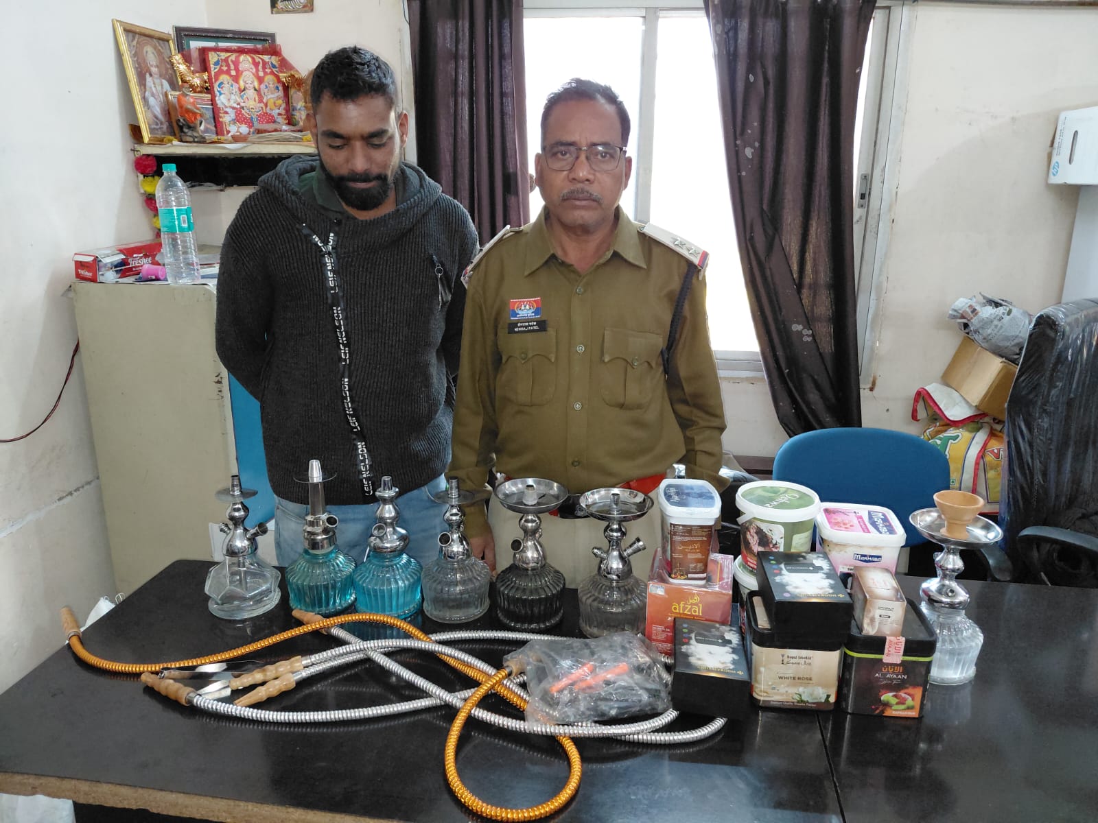 प्रतिबंधित हुक्का सामग्रियों का भण्डारण करते सूरज नायडू गिरफ्तार