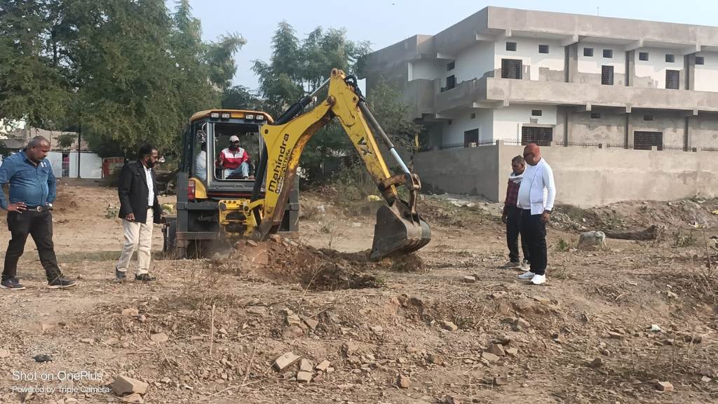 कोनी में अवैध प्लाटिंग पर चला बुलडोजर, सड़कें उखड़ीं, पोल हटाए गए