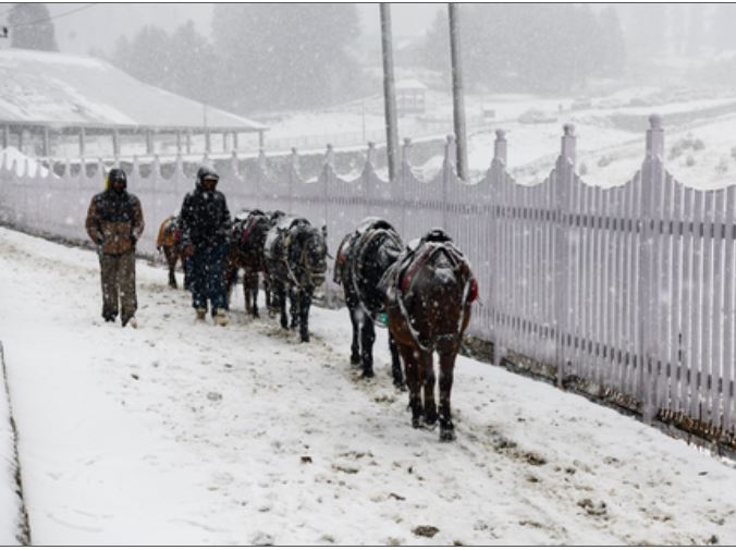 गुलमर्ग में तापमान माइनस 8.8 डिग्री, जम्मू-कश्मीर में बढ़ी ठंड