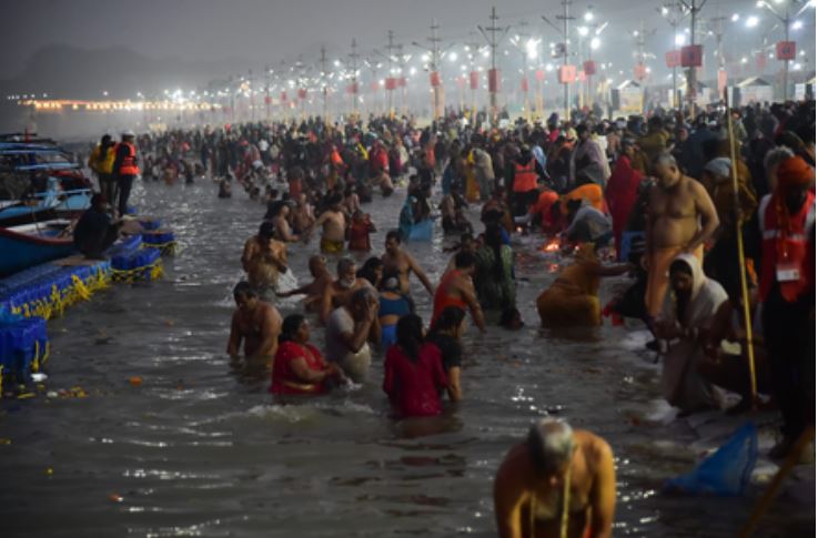 प्रयागराज माघ मेला : 'हर हर गंगे' के साथ श्रद्धालुओं ने त्रिवेणी में लगाई आस्था की डुबकी 