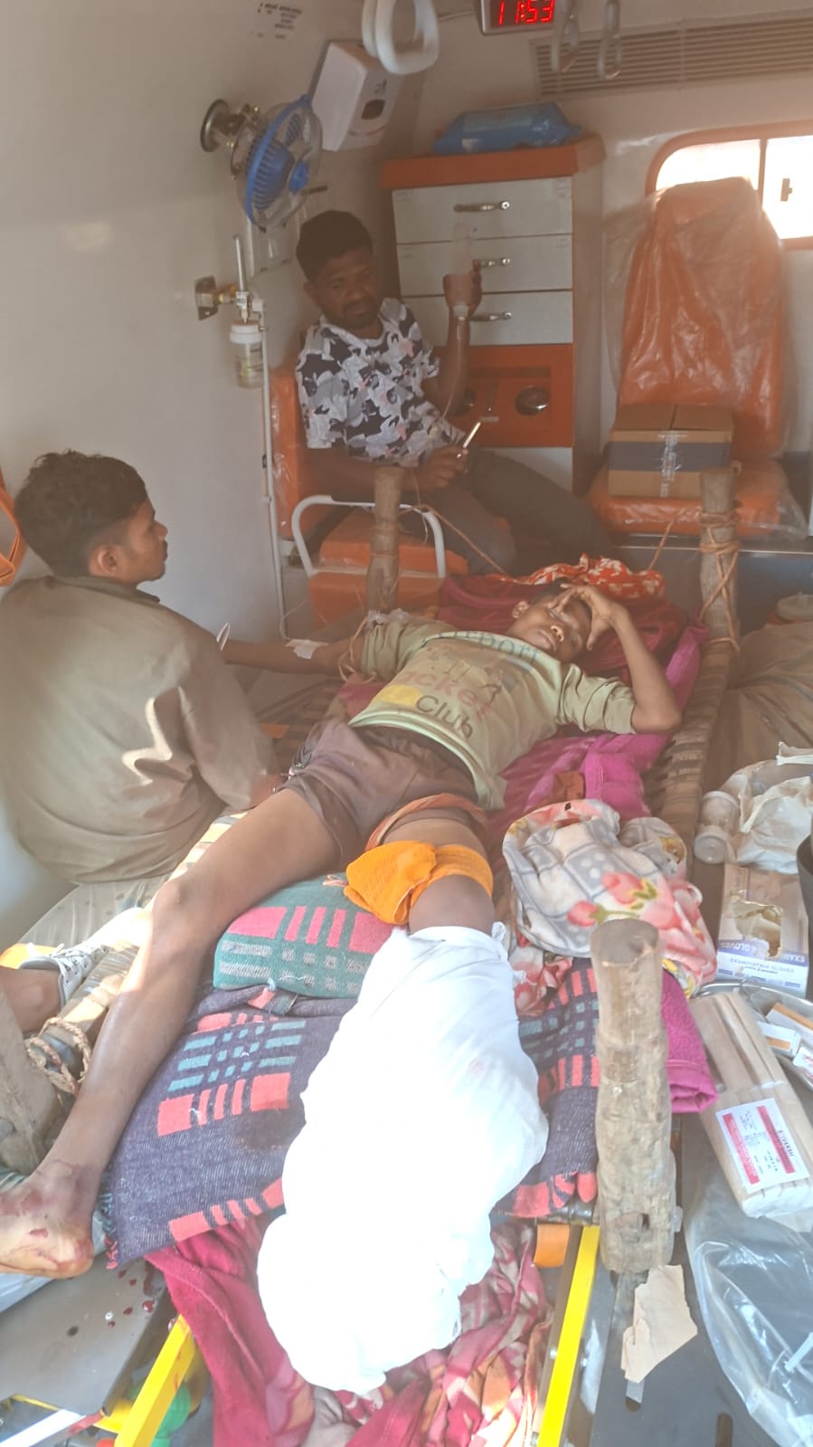 प्रेशर बम की चपेट में ग्रामीण, पैर में गंभीर चोट