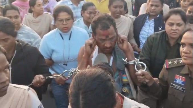 तमनार हिंसा : महिला पुलिस कर्मियों का फूटा गुस्सा, आरोपी का निकाला जुलूस