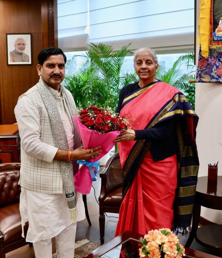 कटघोरा–डोंगरगढ़ रेल लाइन को बजट में जगह दिलाने वित्त मंत्री से मिले तोखन साहू