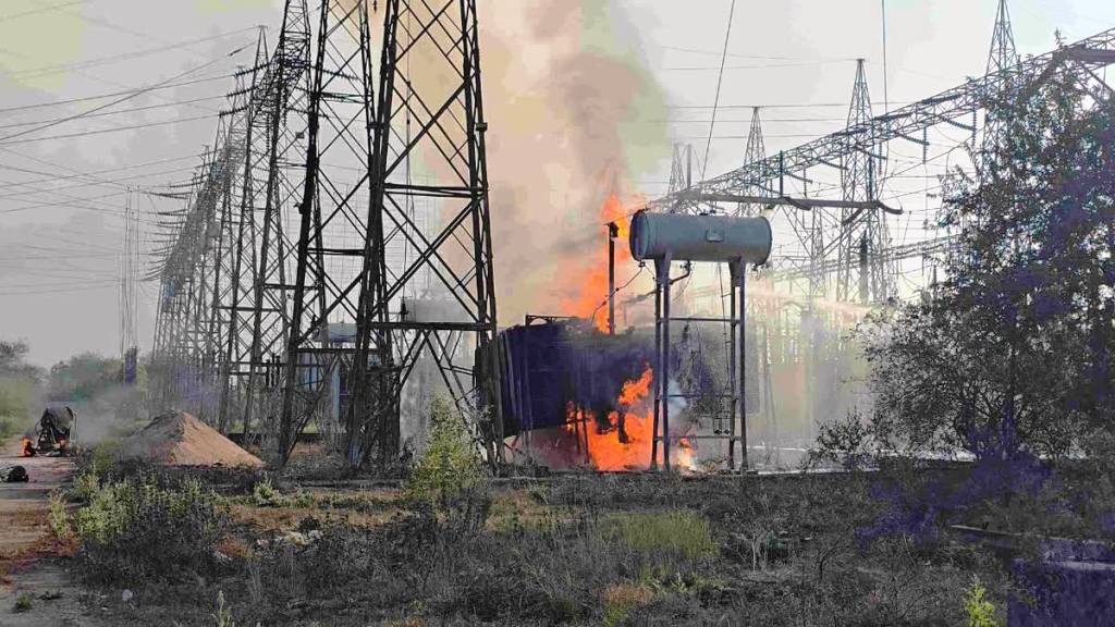 सब स्टेशन में भीषण आग, ब्लास्ट से दहशत; हजार घरों की बिजली गुल, बहाली में लगे 8 घंटे