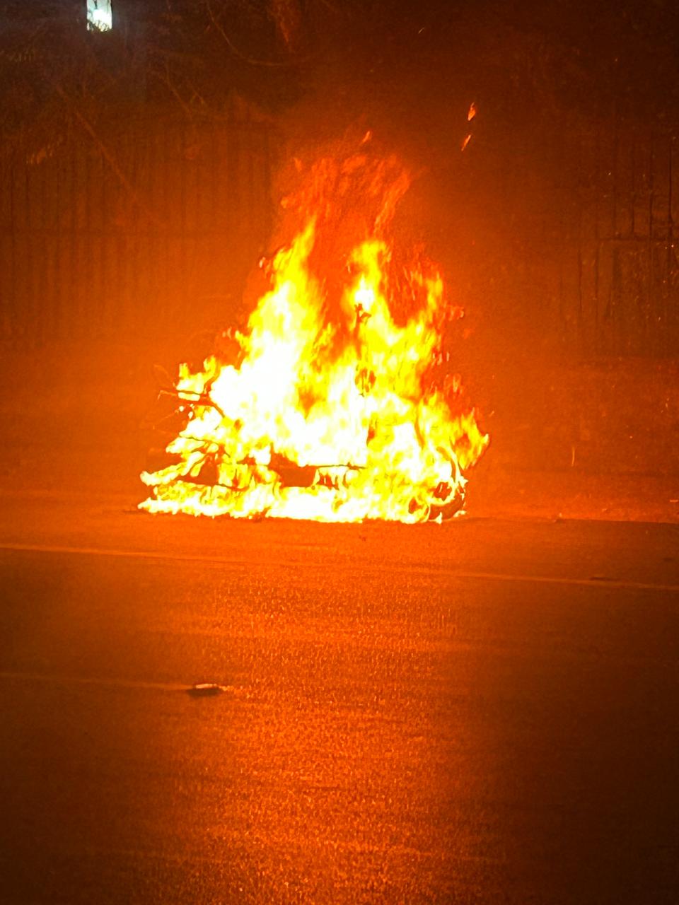 ई रिक्शा में आग, क‌ई ब्लास्ट भी 