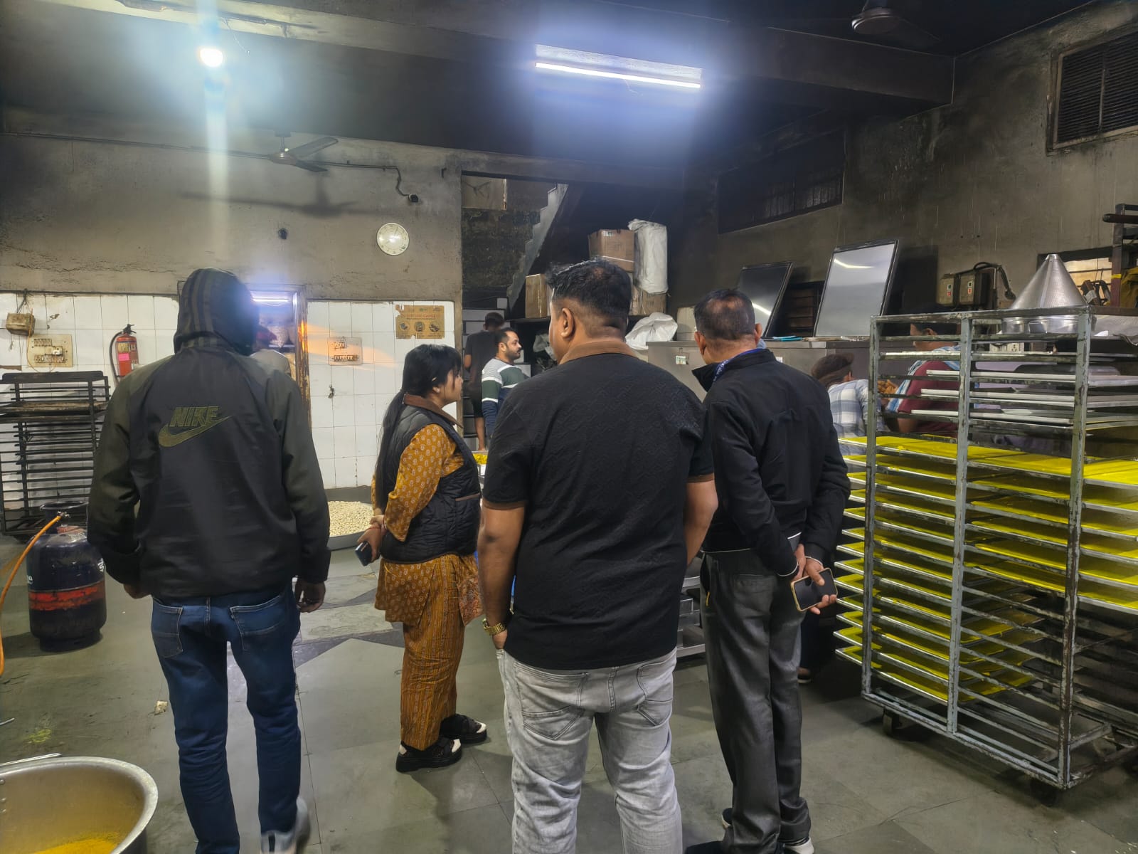 गंदगी नैवेद्य और गुजराती मिष्ठान भंडार पर 15 हजार का जुर्माना