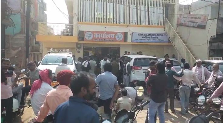 देखें VIDEO: सेजबहार के सैकड़ों ग्रामीणों ने विधायक निवास घेरा 