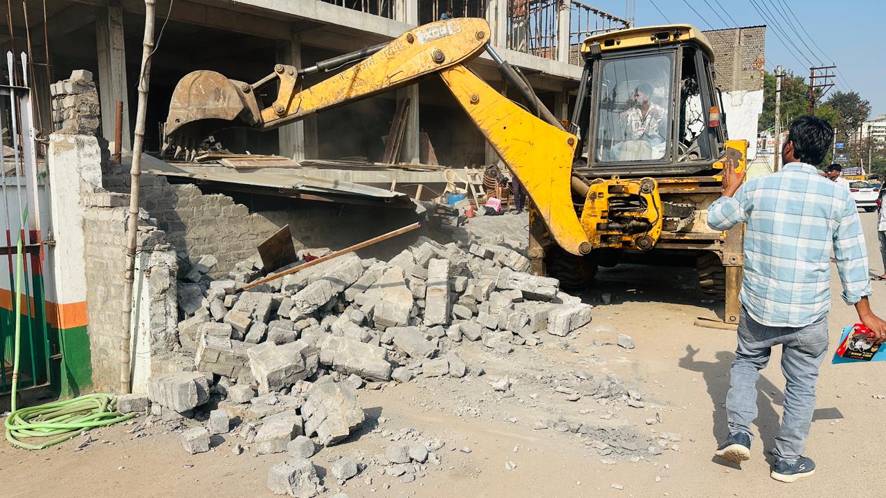 मोवा में लगभग 7 एकड़ में अवैध प्लाटिंग, बन गई थी रोड ,चलीनिगम की जेसीबी