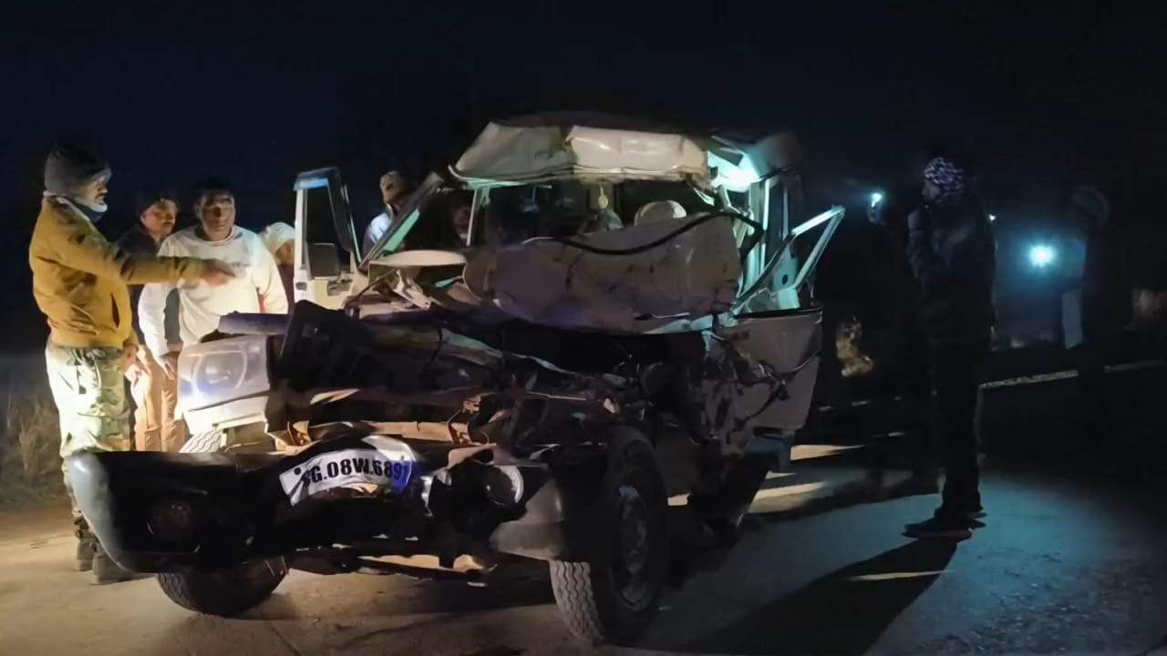 तेज रफ्तार बोलेरो ने खड़े ट्रक को मारी टक्कर, 3  गंभीर