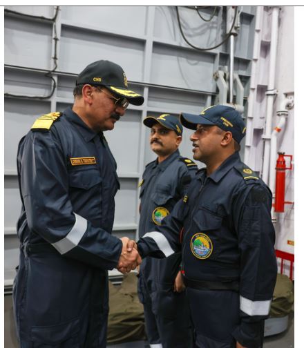 नौसेना प्रमुख द्वारा समुद्र में पूर्वी बेड़े की परिचालन तैयारियों की समीक्षा