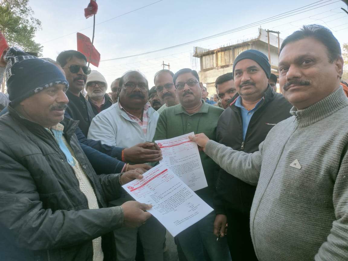 बलरामपुर खदान को चालू करने की मांग पर एचएमएस का धरना