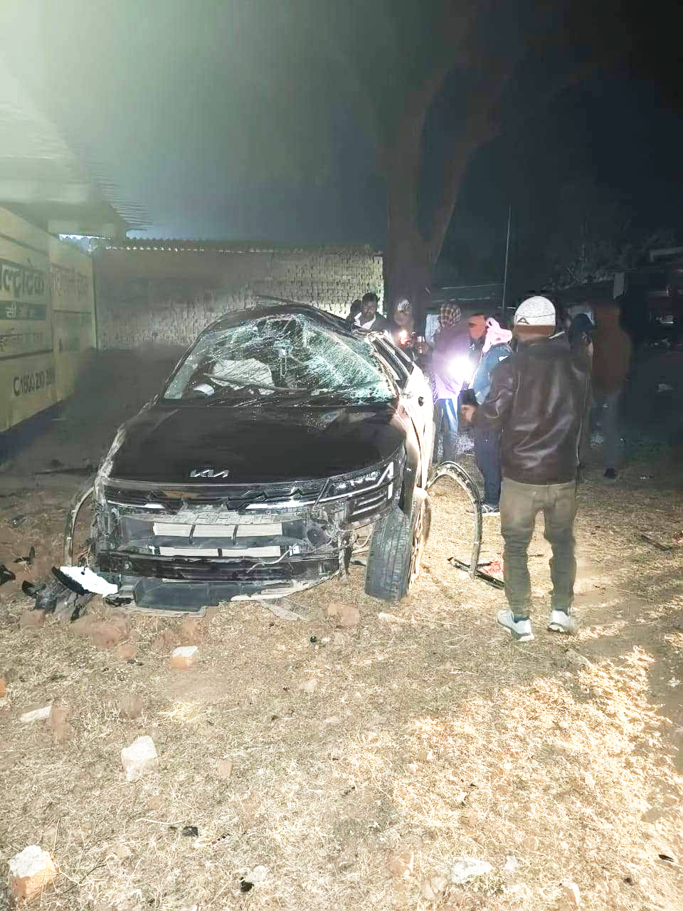 तेज रफ्तार कार पलटी, दो युवकों की मौत