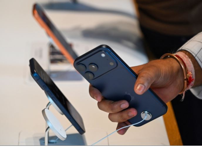 सरकार ने स्मार्टफोन कंपनियों से सोर्स कोड शेयर करने की खबर को बताया गलत