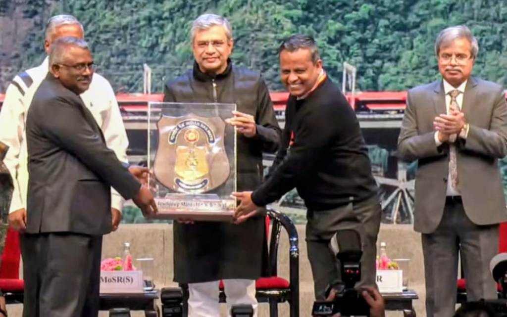 दक्षिण पूर्व मध्य रेलवे का राष्ट्रीय मंच पर परचम, दो अधिकारी अति विशिष्ट रेल सेवा पुरस्कार से सम्मानित