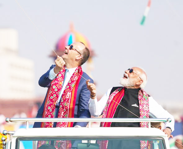 प्रधानमंत्री मोदी, जर्मन चांसलर मर्ज ने साबरमती रिवरफ्रंट पर पतंगबाजी का आनंद लिया