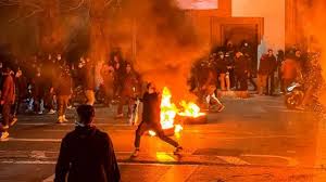 ईरान में चल रहे प्रदर्शनों में अब तक लगभग 500 लोगों की मौत