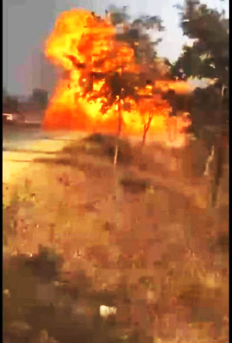 पिकअप में भरे सिलेंडरों में एक-एक कर विस्फोट, वाहन राख