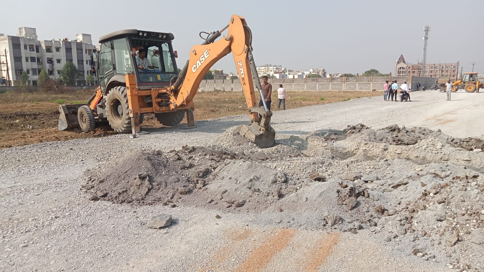 अमलीडीह, बोरियाखुर्द में 7 एकड़ निजी भूमि पर अवैध प्लाटिंग पर चली जेसीबी 