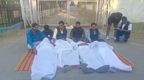 पहले सुमेर और अब बैसाखू ने जहर पिया, हताश हो रहे धान बेचने में नाकाम किसान