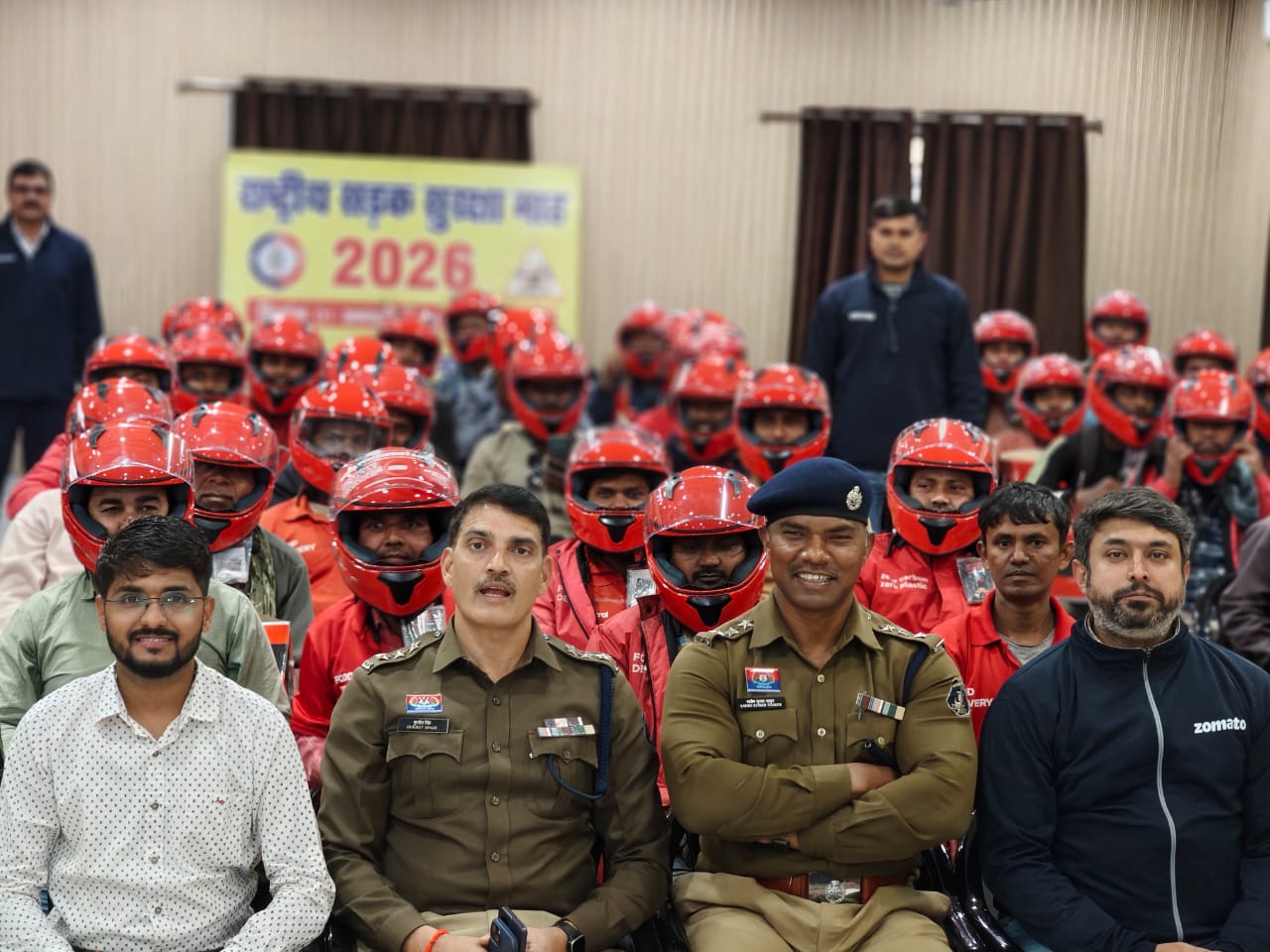    जोमेटो डिलवरी ब्वायज़ को ब्लूटूथ वाले हेलमेट वितरित