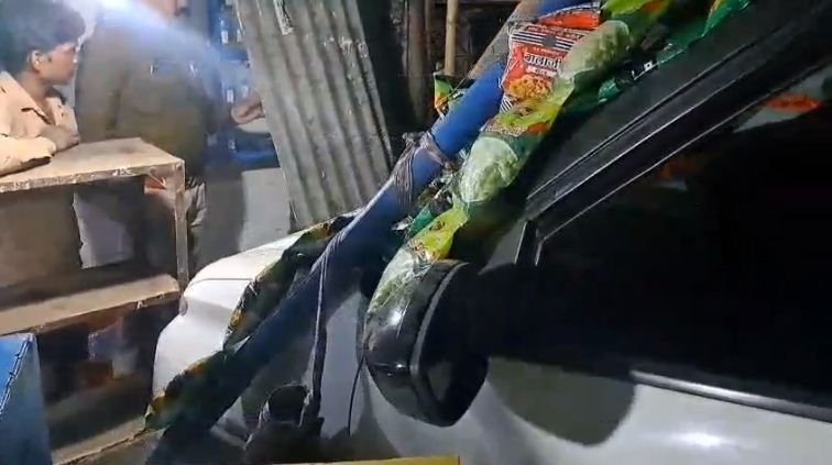 देखें VIDEO: टेस्ट ड्राइव के लिए निकले युवक ने कार दुकान में घुसाई, एक बच्ची गंभीर 