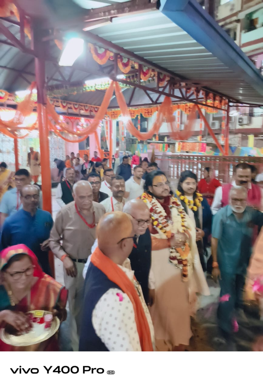 भव्य बाजा गाजा आतिशबाजी के साथ वागीश महाराज का काफिला मंदिर पहुंचा