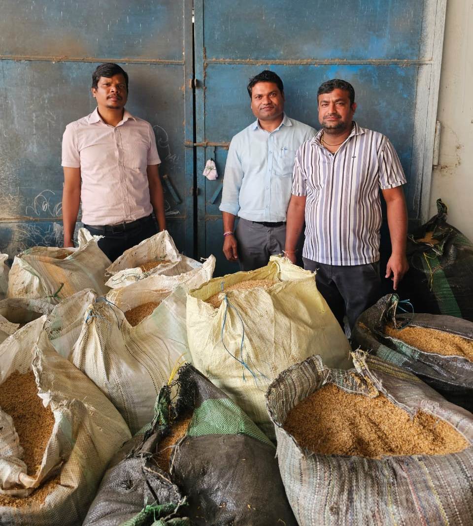 तीन पोहा मिलों के स्टॉक सील,संयुक्त टीम ने 384 कट्टा अवैध धान जब्त किया