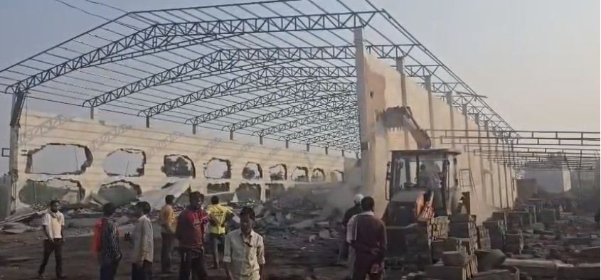 28000 वर्गफीट भुखण्ड पर बिना अनुमति बना अवैध गोडाउन को तोड़ा