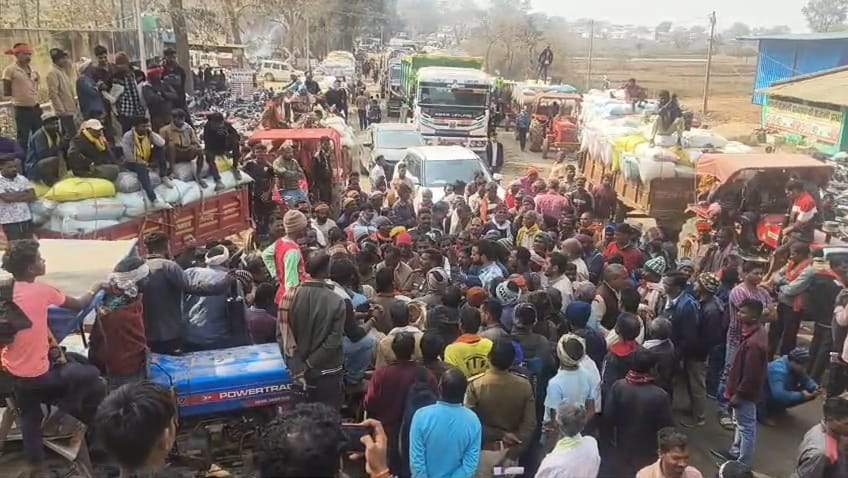 टोकन संकट पर किसानों का तीसरी बार आंदोलन, एनएच पर चक्काजाम