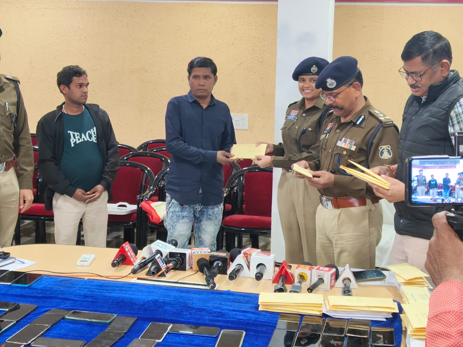 गुम हुए कुल 200 मोबाईल फोन स्वामियों के सुपुर्द 