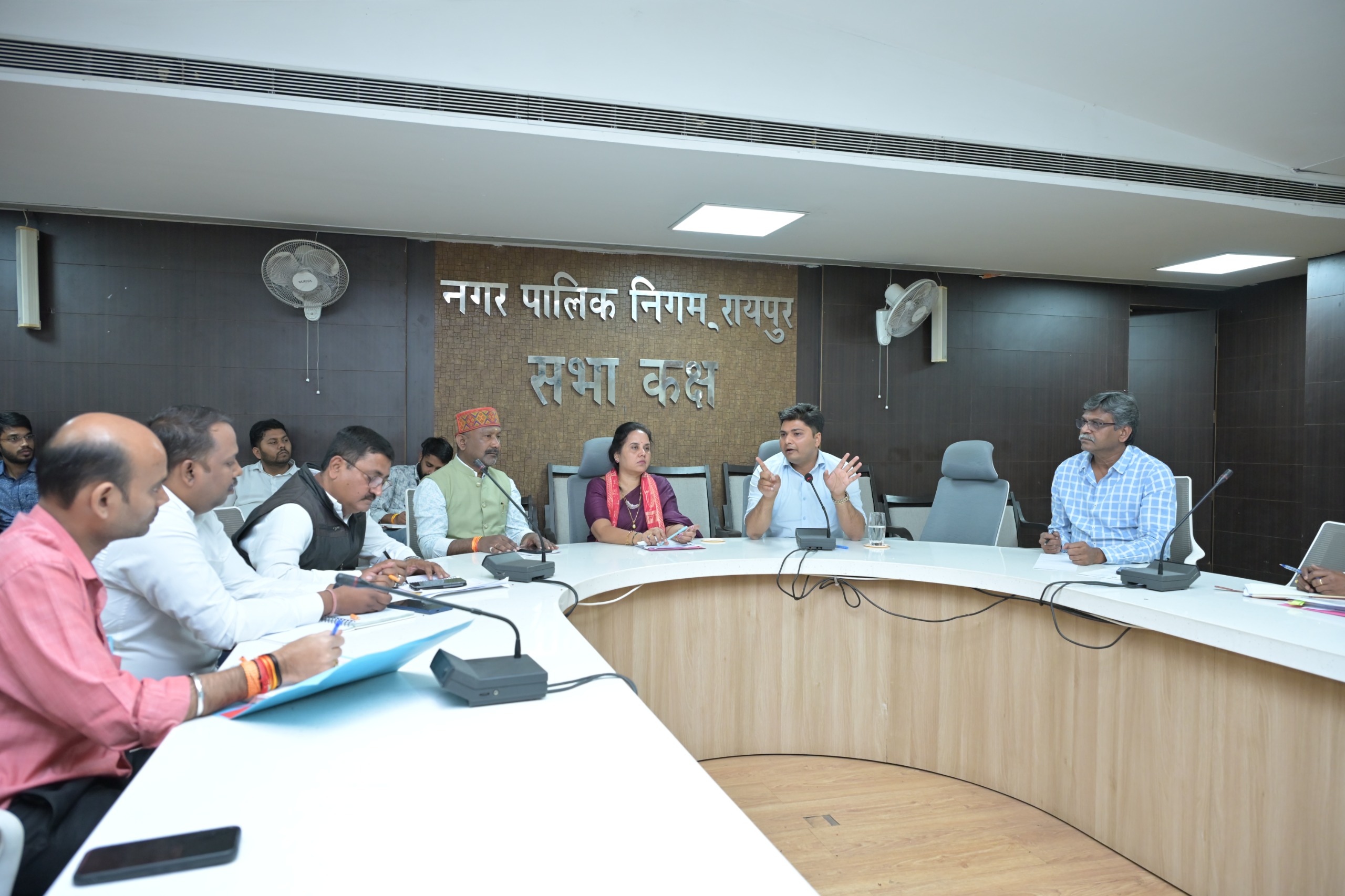 महापौर ने जल बोर्ड के अभियंताओं की बैठक ली, 15 दिन में संकट वाले  इलाकों की रिपोर्ट मांगी 