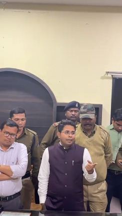 तहसील में कांग्रेस का हंगामा 