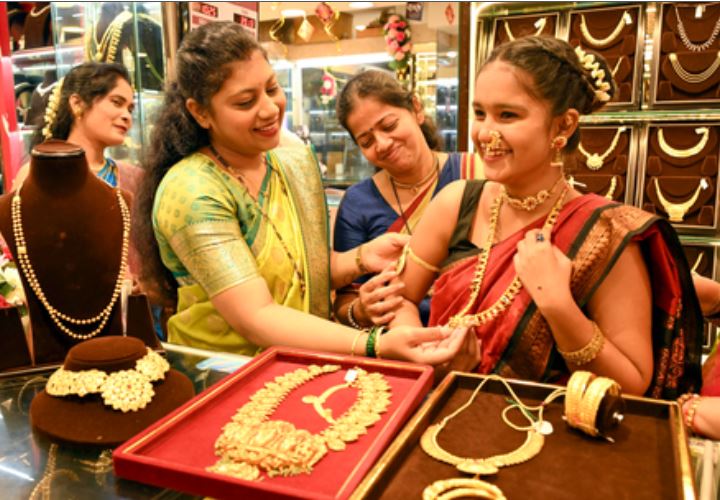 सोने-चांदी ने बनाया एक और नया रिकॉर्ड, वैश्विक तनावों के बीच लगातार बढ़ रही सुरक्षित निवेश की मांग 