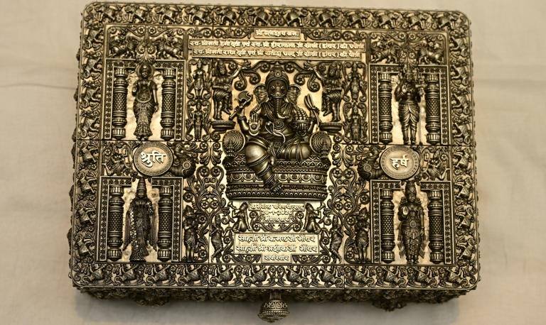 शादी का न्यौता, 3 किलो चाँदी का, लागत 25 लाख !