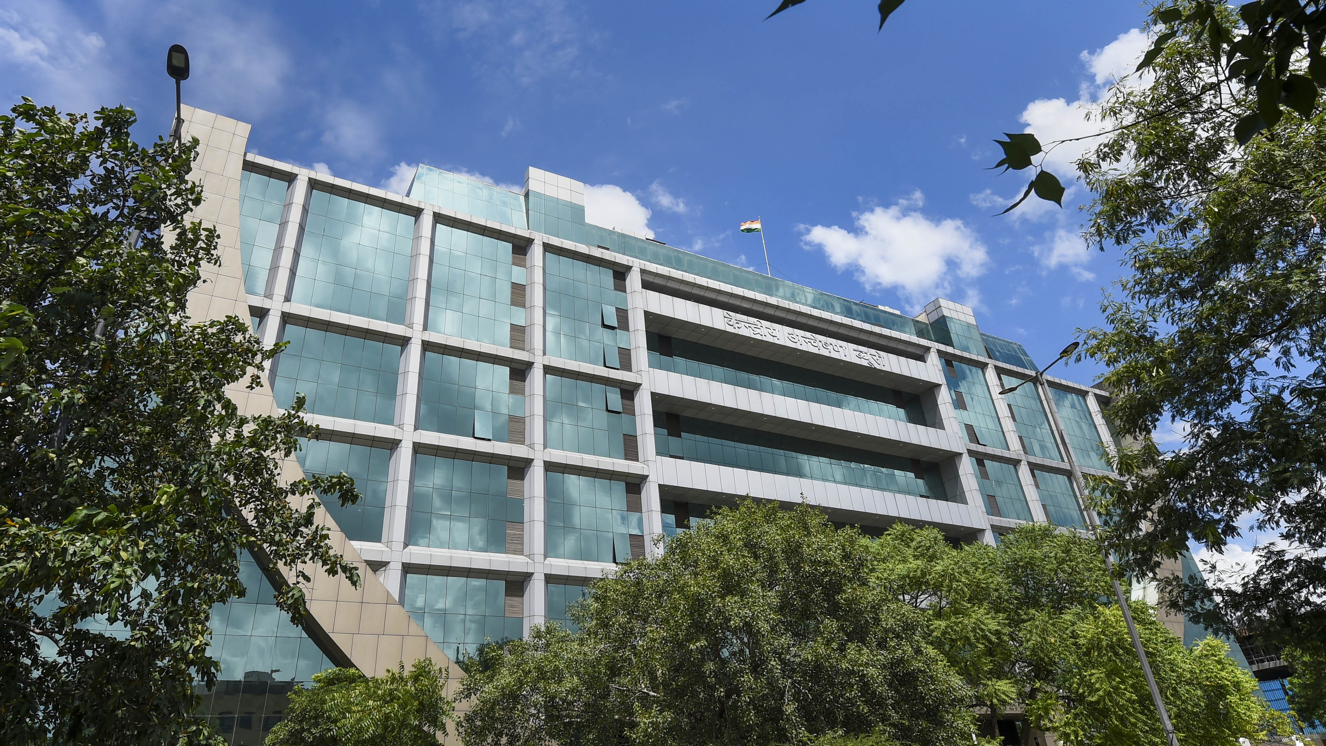 लगातार तीसरे दिन बाजार कमजोर, सेंसेक्स 82,000 के स्तर के नीचे बंद