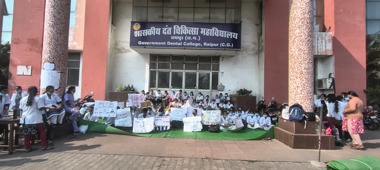 हड़ताली डेंटल छात्रों ने कालेज गेट पर ताला लगाया 