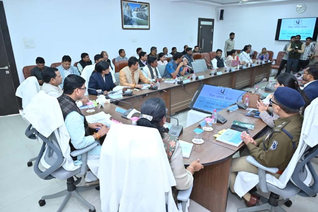 कुपोषण दर घटाने, शिक्षा का स्तर सुधारने पर दिशा बैठक में केंद्रीय राज्यमंत्री साहू ने दिए निर्देश