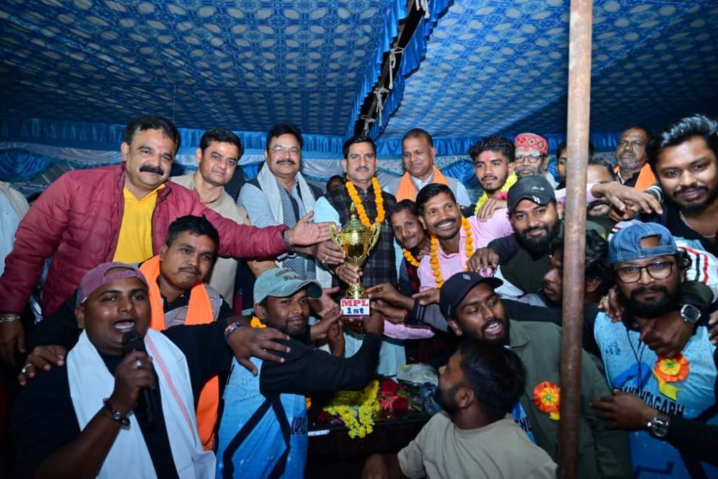 वन ग्राम में प्रीमियर लीग का समापन, साहू ने बढ़ाया खिलाड़ियों का उत्साह