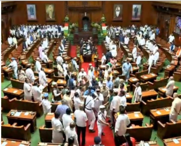 कर्नाटक: विधानसभा में राज्यपाल ने नहीं पढ़ा सरकार का भाषण, सदन में कांग्रेस ने किया हंगामा