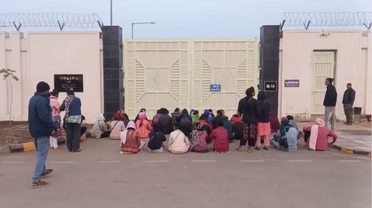 डीएड अभ्यर्थी नवा रायपुर में शिक्षा मंत्री के बंगले के सामने धरने पर 