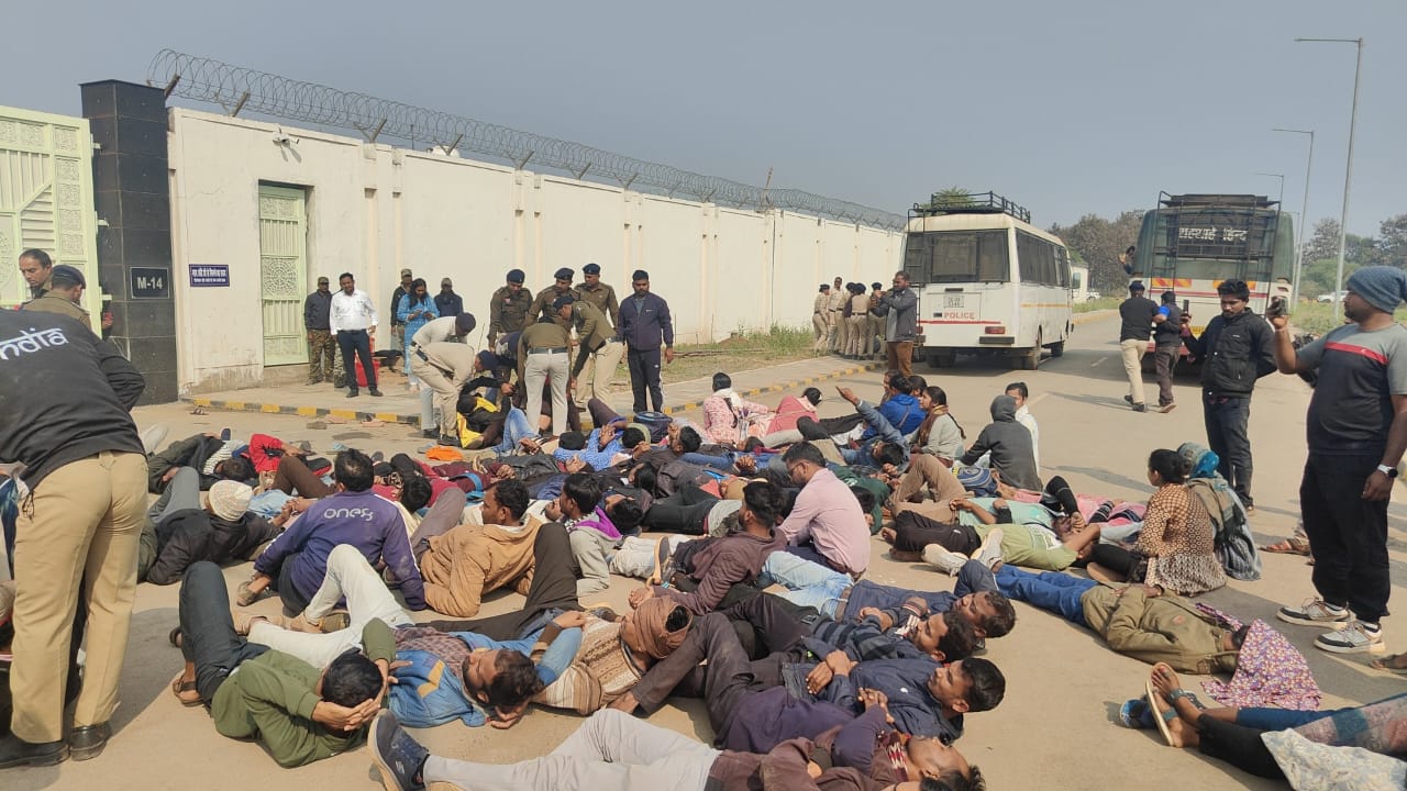 सुबह-सुबह शिक्षा मंत्री के बंगले का घेराव, पुलिस ने खदेड़ा 