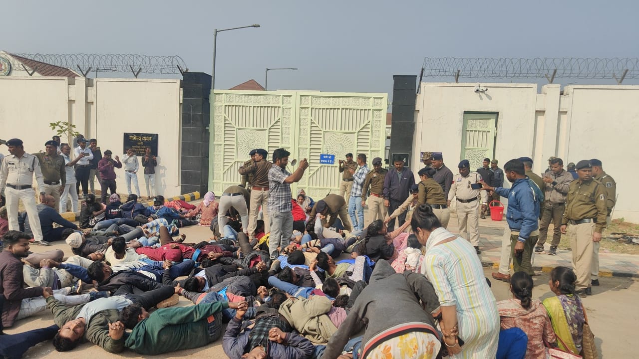 सुबह-सुबह शिक्षा मंत्री के बंगले का घेराव, पुलिस ने खदेड़ा 